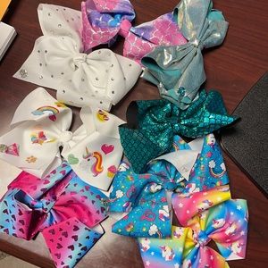 Set of 8 JoJo Siwa bows. Excellent used condition.